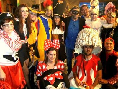 Αναμνηστική φωτογραφία με τον οικοδεσπότ...