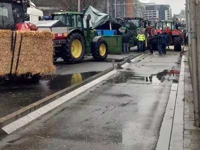 LIVE: Οι αγρότες επέστρεψαν στις Βρυξέλλ...