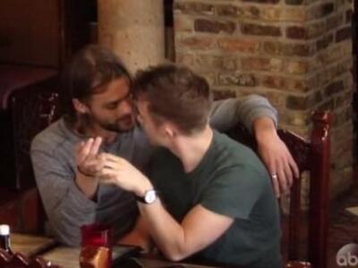 Πώς αντιδρά ο κόσμος όταν ένα γκέι ζευγά...