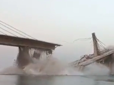Ινδία: Υπό κατασκευή γέφυρα καταρρέει σα...