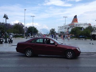 Πάτρα: Αστυνομικοί κατέβασαν κόσμο από λ...