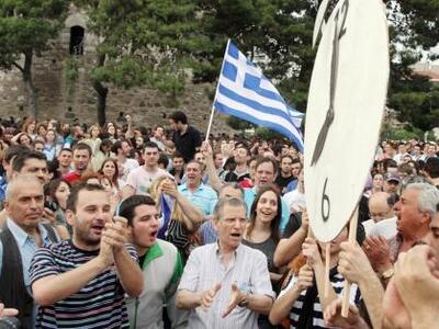 Παρά τη βροχή κάποιοι αγανακτισμένοι συγ...