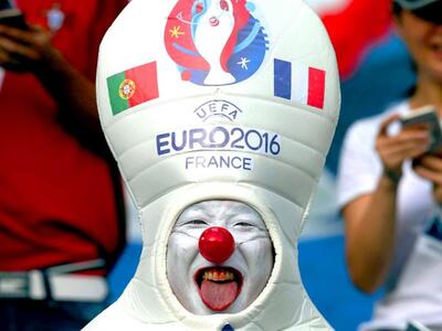 Πορτογάλος πιτσιρικάς παρηγορεί Γάλλο φί...