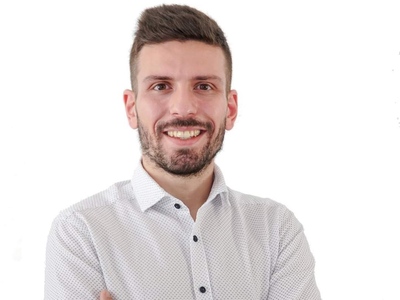 Απαξιώνοντας τους πολιτικούς, όχι την πολιτική 