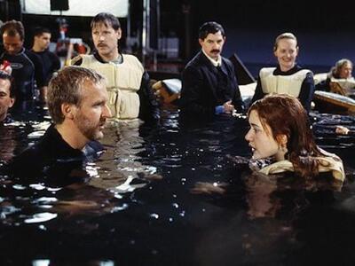 Ο Τζέιμς Κάμερον και η Κέιτ Γουίνσλετ στ...