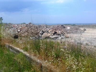 Πάτρα: Μπάζα και σκουπίδια στην ακτή της Παραλίας