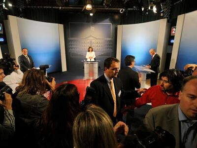 Απόψε στις 9 η τηλεμαχία των πολιτικών αρχηγών