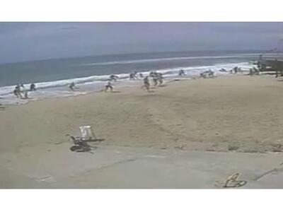 Κύμα “καταπίνει” παραλία