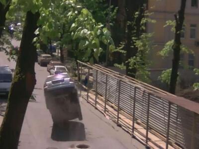 Ενώ οδηγούσε, ανατινάχτηκε ο υπόνομος από κάτω!
