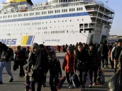 Στο λιμάνι του Πειραιά με 249 μετανάστες...