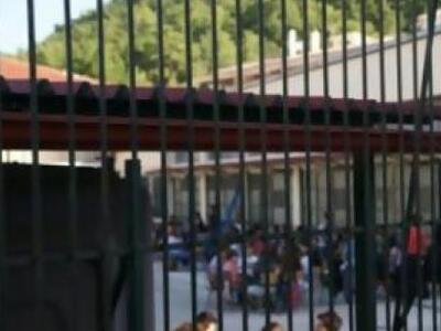 Η Χρυσή Αυγή στρατολογεί μαθητές που κυν...