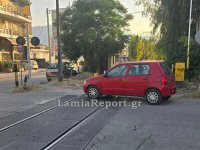 Λαμία: Πάρκαρε πάνω στις γραμμές του τρέ...