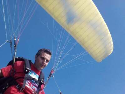 Ο πατρινός ανεμοπτεριστής Δημήτρης Κωνστ...