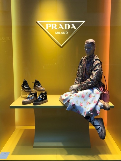 H γυναικεία βιτρίνα Prada