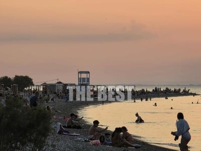 Πάτρα: Γεμάτη από κόσμο η Πλαζ για μια α...