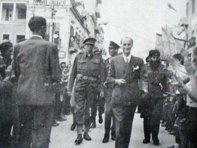 Ο Παναγιώτης Κανελλόπουλος και πίσω του ...