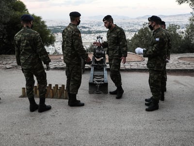 Μπλόκαρε το κανόνι για τους 21 χαιρετιστ...