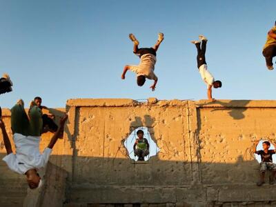 Ριψοκίνδυνες φιγούρες παρκούρ στη βομβαρ...