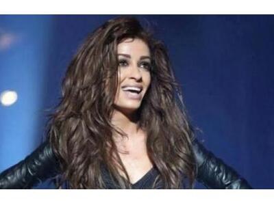 Η σέξι εμφάνιση της Φουρέιρα επί σκηνής ...