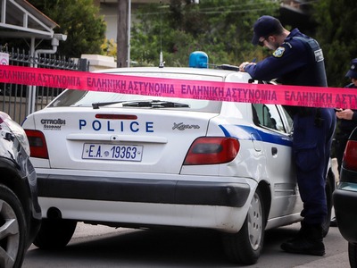 Τώρα! Άνδρας κρατά όμηρο γυναίκα σε διαμ...