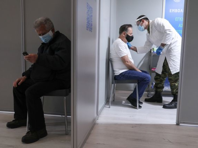 Κορωνοϊός: Γιατί ειδικοί, μελέτες και ορ...