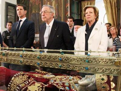 Η τέως βασιλική οικογένεια προσκύνησε το...