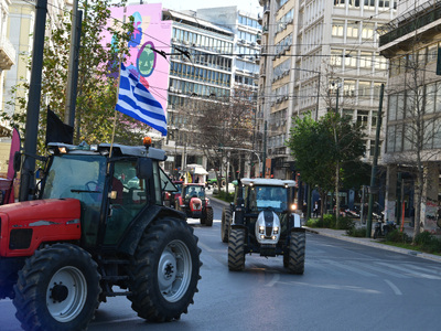 Με κορναρίσματα αποχώρησαν τα τρακτέρ απ...