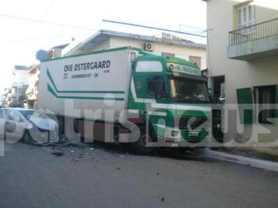 Αμαλιάδα: Νταλίκα "καρφώθηκε" ...