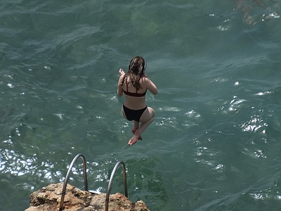 Ανάσα δροσιάς στις παραλίες εν μέσω καύσ...