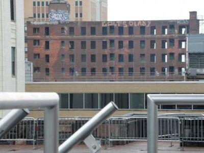 Καλλιτεχνική κατεδάφιση με... χρώμα και ...