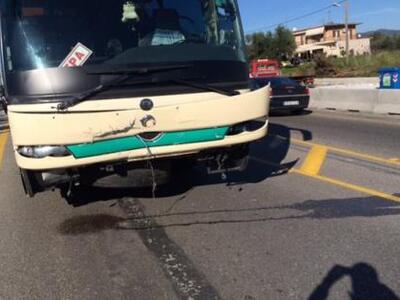 Καμίνια: Λεωφορείο συγκρούστηκε με φορτη...