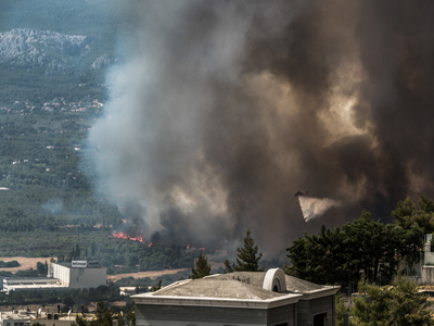 Φωτιά Βαρυμπόμπη: Καίγεται πολυκατοικία ...
