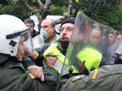 Ανδρας των ΜΑΤ ψέκασε με χημικά τους σχο...