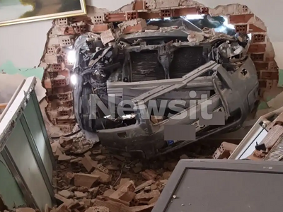 Θεσσαλονίκη: Αυτοκίνητο «μπούκαρε» στο σ...