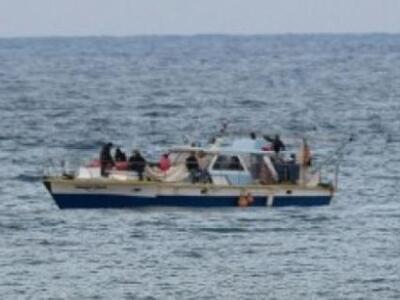 Σκάφος με 94 μετανάστες ρυμουλκήθηκε στο...