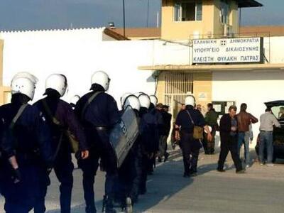 Πάτρα: Οι αναρχικοί στο πλευρό των κρατο...