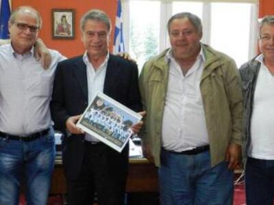 Ο Σπ. Σπύρου με τα μέλη του Δ.Σ. της «Αν...