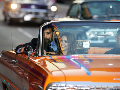 H Jessica Alba καταφθάνει καταφτάνει με ...