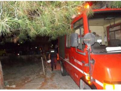 Πανικός τη νύχτα από φωτιές σε γειτονιές...