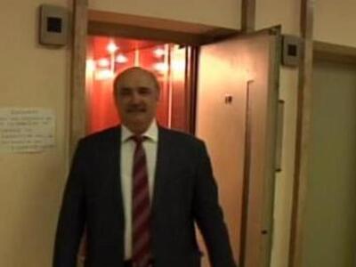 Ο Μπόλαρης βρήκε την πόρτα του γραφείου ...