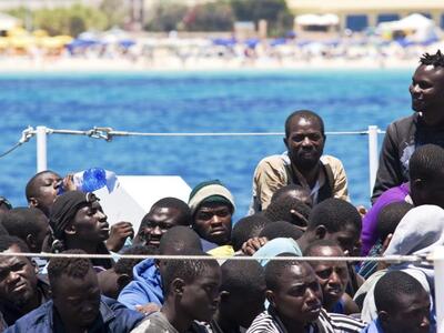 80 νεκροί μετανάστες στη Μεσόγειο, ανοικ...
