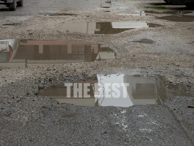 Μεγάλες λακκούβες μπροστά από δημοτικό σ...