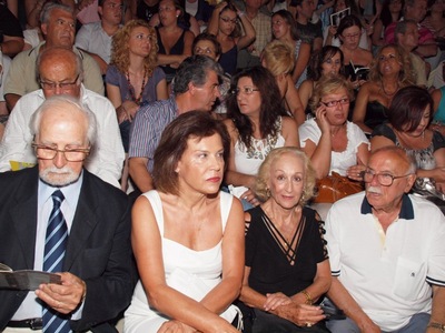 Την παράσταση παρακολούθησαν από αριστερ...