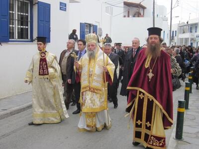 Στο κέντρο της φωτ. ο Μητροπολίτης Παρον...