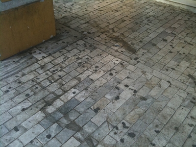 Βρωμίζουν την Αγίου Νικολάου