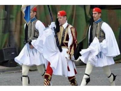 Τσολιάδες στο Παρίσι - Η λεβεντιά των Ελ...