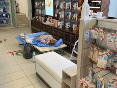 Γυναίκα με κορωνοϊό λιποθύμησε έξω από φ...