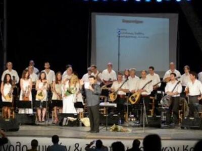 Τρεις ορχήστρες, 2 χορωδίες και 100 μαντ...