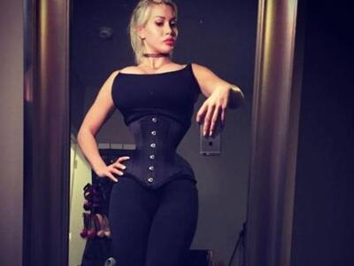 25χρονη αφαίρεσε τα πλευρά της για να μο...