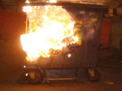 Πάτρα: Έκαψαν κι άλλους κάδους απορριμμά...